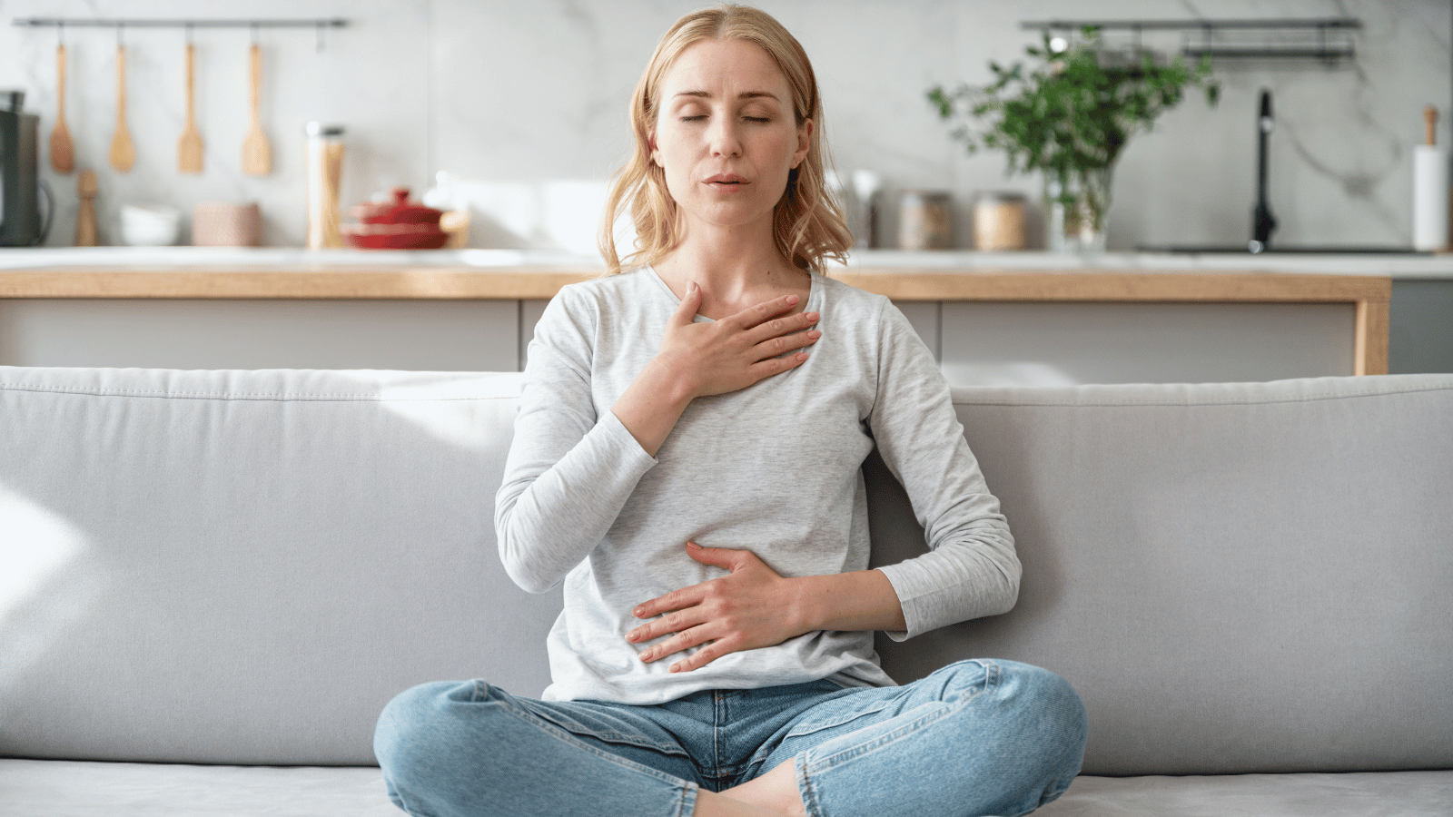 Was hilft gegen Verspannungen durch Stress_ 1 Alt-Text_ _Langsame Bauchatmung gegen Stress im Nacken